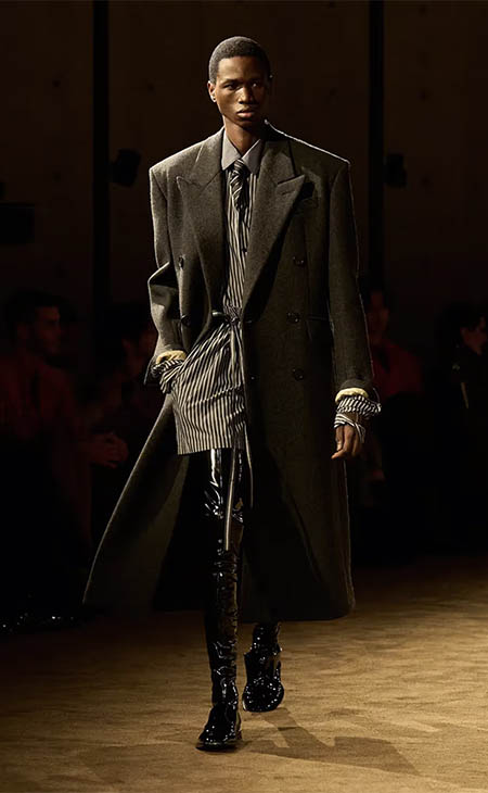 أسبوع باريس للموضة: الانتقال السلس بين ليل خاص ويوم عملي في مجموعة سان لوران